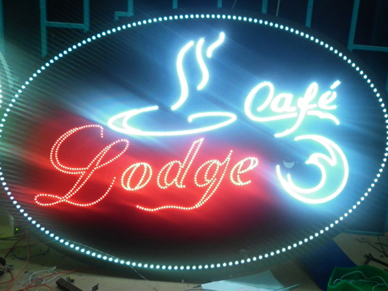 Không khó để bắt gặp những bảng hiệu quảng cáo bắt mắt, nhiều màu sắc xuất hiện trên đường phố, tại nhà hàng, khách sạn… Đèn led thực sự đã có những bước tiến dài trong ngành công nghiệp chiếu sáng và trong công nghệ quảng cáo.