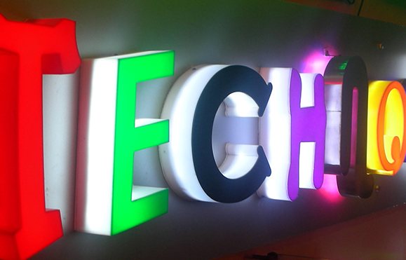 Biển quảng cáo dùng alu là một dạng bảng hiệu quảng cáo giúp cho doanh nghiệp có thể đưa thương hiệu của mình đến gần hơn với khách hàng. Ưu điểm của bảng hiệu alu rất nhiều như đa dạng màu sắc, khả năng dễ dàng uốn nắn, dễ dàng thi công bảng quảng cáo.