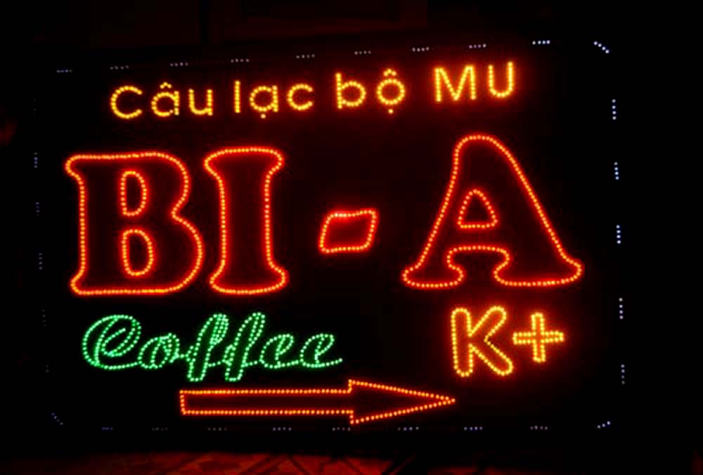 Từ lúc bạn bước ra khỏi ngôi nhà là bạn đã nhìn thấy vô số các bảng hiệu quảng cáo với sự đa dạng trong chất liệu, thể loại, hình thức.. Việc sử dụng các bảng hiệu mang lại hiệu quả rất tích cực trong khi chi phí lại rất rẻ. Đây chính là lý do nó vẫn được ưa chuộng trong khi ngày nay đã phát triển lại hình quảng cáo qua truyền thông và internet.