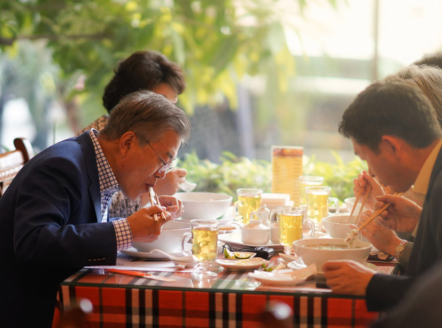 Tổng thống Hàn Quốc dừng xe ăn phở Việt 150.000đ trước khi về nước