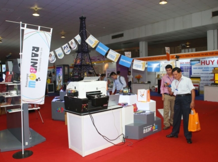 Từ ngày 21 đến ngày 23/3, hơn 250 gian hàng của các doanh nghiệp sản xuất, cung ứng thiết bị, công nghệ quảng cáo Việt Nam, Hàn Quốc, Trung Quốc… sẽ góp mặt tại Triển lãm quốc tế Thiết bị và Công nghệ Quảng cáo Việt Nam lần thứ 9 (VietAd 2018).