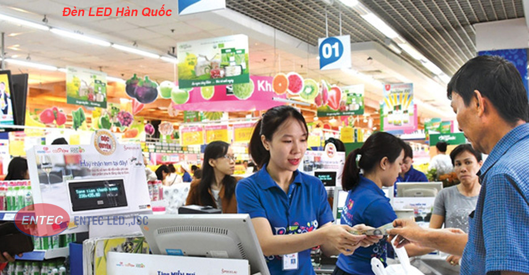 Ánh sáng và vị trí phù hợp là yếu tố chính trong việc nâng cao hình ảnh thương hiệu, xây dựng cơ sở khách hàng và nâng cao doanh thu của cửa hàng bán lẻ của bạn. Một cửa hàng được thiết kế tốt nhất định sẽ tạo ra doanh thu cao hơn so với cửa hàng có nội thất thông thường.