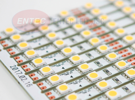 Và loại đèn được sử dụng đầu tiên nên kể đến chính là đèn led thanh nhôm mang thương hiệu Interone Hàn Quốc.