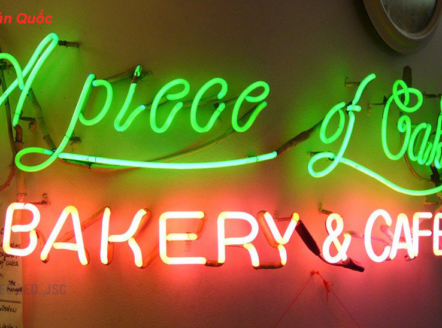 Đèn led quảng cáo bao gồm những biển quảng cáo đèn led điện tử, bảng biển hiệu led siêu sáng sử dụng đèn led để chiếu sáng.