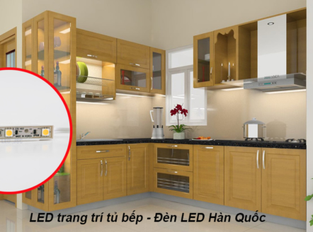 Buổi tối là khoảng thời gian khu bếp trở nên nhộn nhịp hơn bao giờ hết. Chính điều đó đã khiến cho việc chiếu sáng căn bếp trở nên thật quan trọng. Thường ánh sáng trong nhà được tạo ra bằng cách hắt từ trần xuống và thường dùng đèn downlight là chủ yếu.