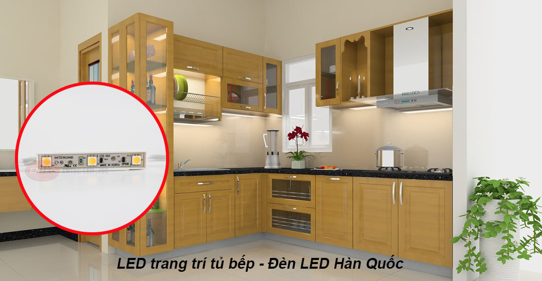 Buổi tối là khoảng thời gian khu bếp trở nên nhộn nhịp hơn bao giờ hết. Chính điều đó đã khiến cho việc chiếu sáng căn bếp trở nên thật quan trọng. Thường ánh sáng trong nhà được tạo ra bằng cách hắt từ trần xuống và thường dùng đèn downlight là chủ yếu.