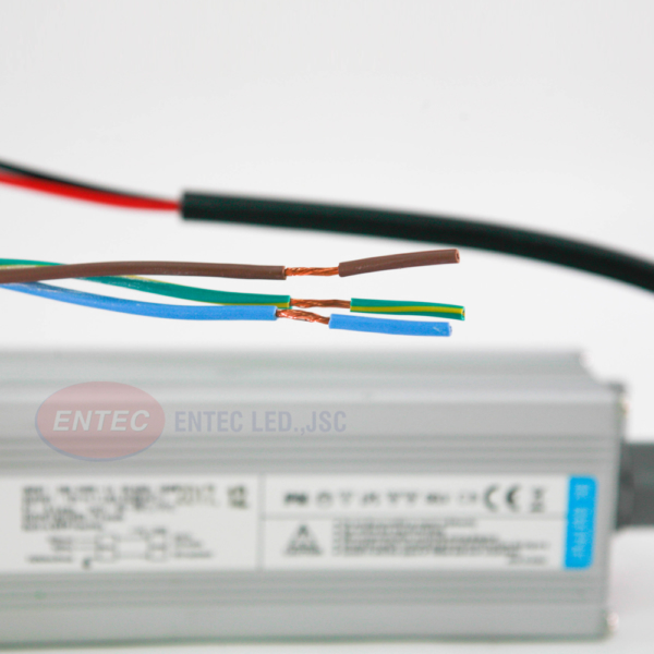 bo-chuyen-doi-nguon-led-chong-nuoc-chong-mua (6) Thiết kế lõi dây đồng giúp truyền tải điện năng tốt hơn