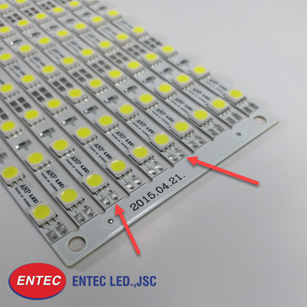 Chất liệu hợp kim nhôm giúp nhiệt lượng của đèn LED tản ra xung quanh khi nó hoạt động, kéo dài tuổi thọ bóng đèn LED.