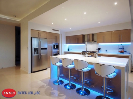 Lắp đèn phía dưới tủ bếp