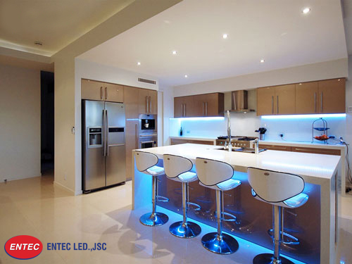 Lắp đèn phía dưới tủ bếp