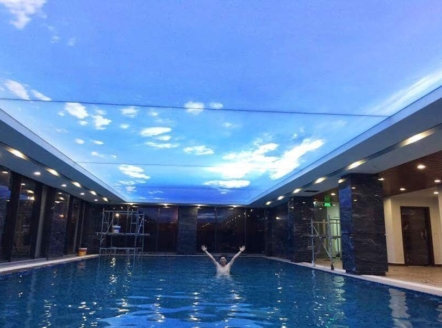 cach-trang-tri-den-led-day-dep-trong-khong-gian-tran-xuyen-sang