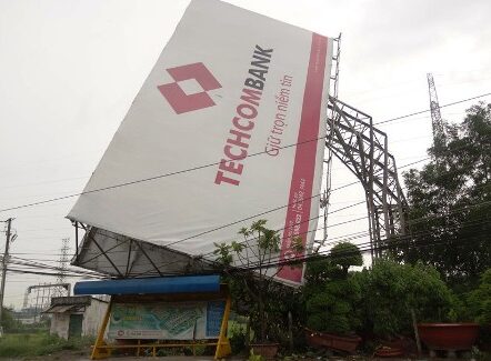 Biển bảng bị đổ ngày mưa bão