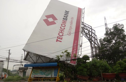 Biển bảng bị đổ ngày mưa bão