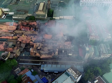 Khói bụi từ đám cháy kho nhà máy Rạng Đông