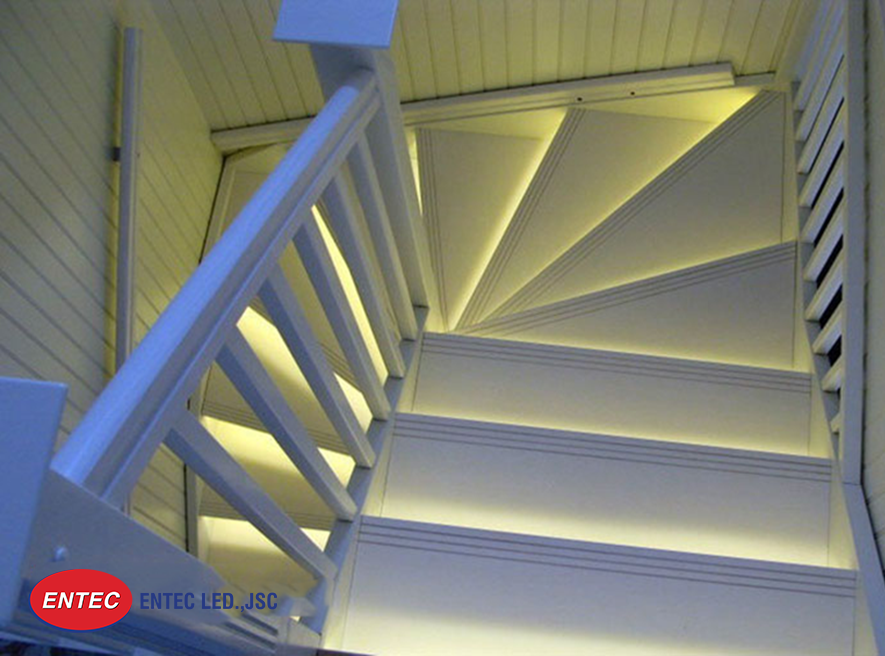 den-led-nho-trang-tri-cau-thang-hien-dai-tiet-kiem