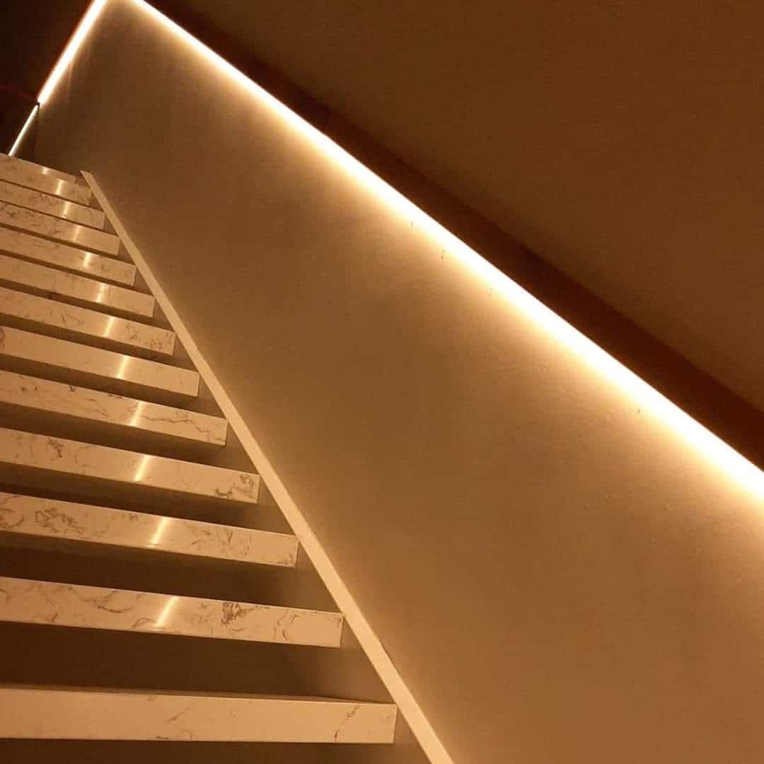 đèn LED dây hắt sáng cầu thang gia đình.