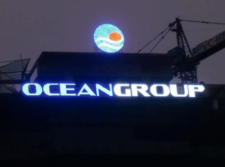 Biển quảng cáo tòa nhà trên tòa nhà kính