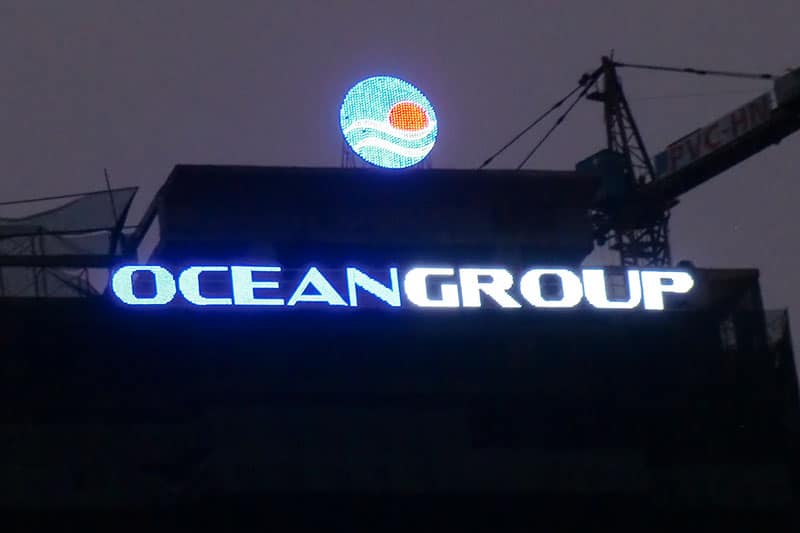 Biển quảng cáo tòa nhà trên tòa nhà kính