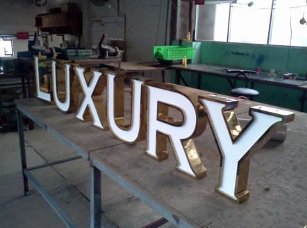 Lưu ý khi làm biển quảng cáo tòa nhà